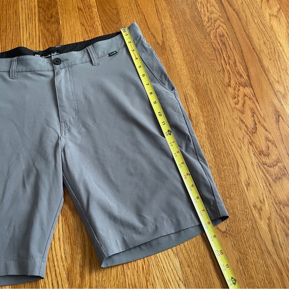 Travis Mathew Men's Gray golf business Performance Shorts 35 - Picture 3 of 6